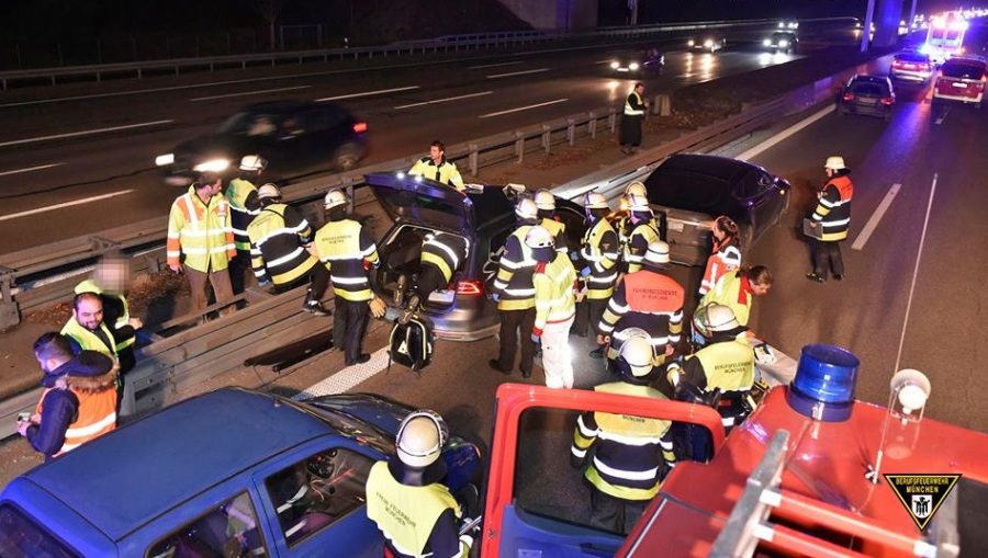 Inkább összetörte a Tesláját, hogy segítséget nyújtson egy bajbajutott autósnak