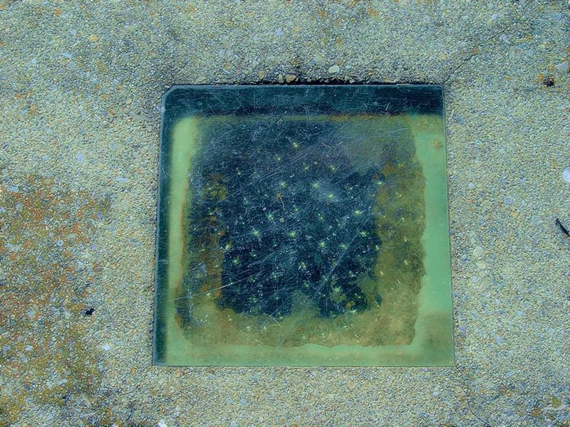 különös sír, melynek ablakából két évszázados halott néz vissza rád