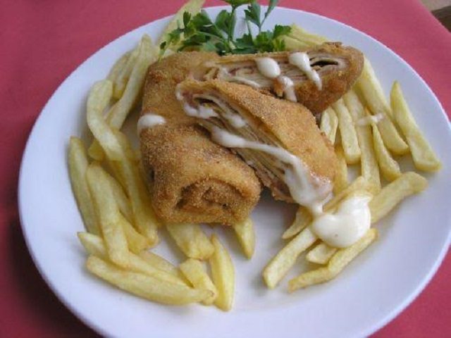 Töltött rántott palacsinta hasábburgonyával, tele finomságokkal