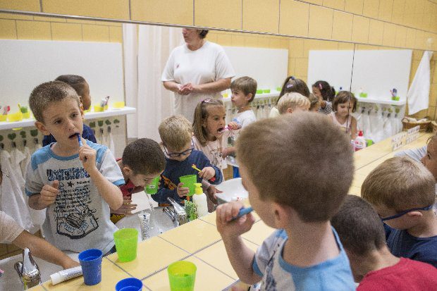 Őrület: betiltották a fogmosást Debrecenben