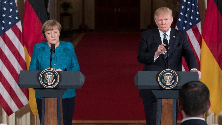 Bővelkedett kínos pillanatokban a Merkel-Trump találkozó