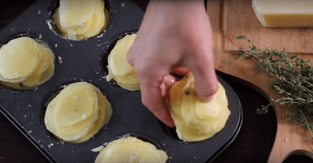 Ilyen egyszerűen kivirágzik a krumplirózsa a muffin sütődben