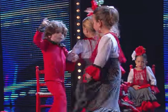 Ez a 8 kislány mindenkit levett a lábáról, de figyeljétek a közönség reakcióját, amikor a kisfiú elkezd táncolni