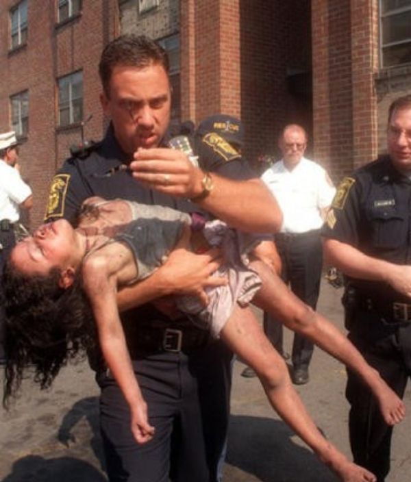 A lány már nem lélegzett de a rendőr karjaiba vette… 18 évvel később így köszönte meg, hogy megmentette az életét