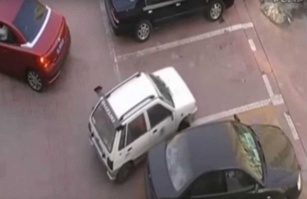 A modortalan férfi beparkol a nő előtt az üres helyre – aztán a nő kigondolja a tökéletes bosszút