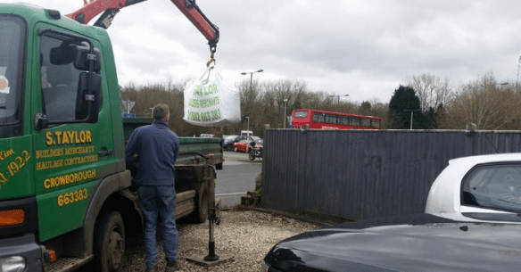 A nőnek elege lett abból, hogy mindig a háza elé parkolnak - bosszúján mindenki jót nevet