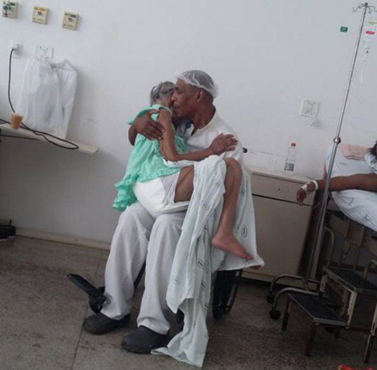 Azért ment, hogy meglátogassa barátnőjét a kórházban, de nagyon meglepődött attól, amit a szalonban látott 1