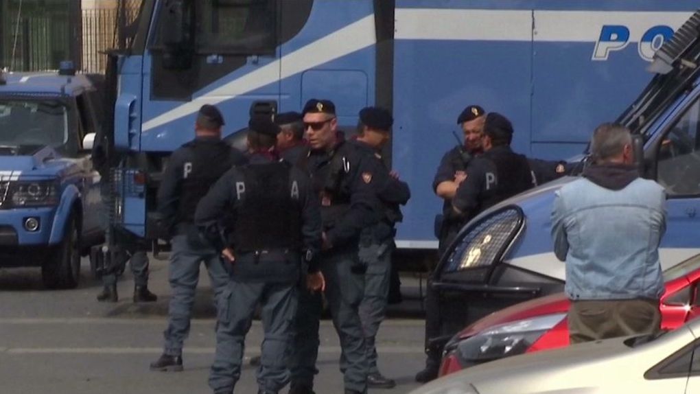 Teljes készültségben vannak a római hatóságok: rendőrök és katonák ezreit vezényelték az utcákra