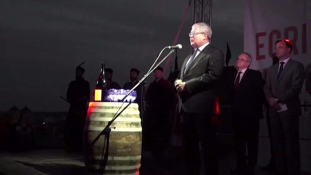 A Hungarikum Bizottság a hungarikumok sorába emelte az Egri Bikavért, a Kodály-módszert, a magyar pásztor- és vadászkutya fajtákat, valamint a tiszai halászlét; a Magyar Értéktár újabb kilenc értékkel bővült - a döntést Fazekas Sándor földművelésügyi miniszter jelentette be Egerben a bizottság ülése után.  Az egri várban, borászok részvételével tartott sajtótájékoztatón taps fogadta, amikor Fazekas Sándor bejelentette: hungarikummá vált a világszerte ismert vörösbor, az Egri Bikavér. A tárcavezető felidézte, hogy 81 éve ugyanezen a napon jött létre az Egri borvidék, mint jogilag önálló bortermő terület Darányi Ignác földművelésügyi miniszter döntése alapján.  Egy borlovag Egri Bikavért tölt a Hungarikum Bizottság döntését követően az egri várban 2017. március 21-én. Újabb értékekkel bővült a Hungarikumok Gyűjteménye és a Magyar Értéktár. A Hungarikum Bizottság a hungarikumok sorába emelte az Egri Bikavért, a Kodály-módszert, a magyar pásztor- és vadászkutya fajtákat, valamint a tiszai halászlét. MTI Fotó: Komka Péter Egy borlovag Egri Bikavért tölt a Hungarikum Bizottság döntését követően az egri várban. MTI Fotó: Komka Péter Hungarikum lett a Kodály-módszer és a tiszai halászlé is  Fazekas Sándor ismertette a bizottság további döntéseit is. Kedden a Hungarikumok Gyűjteményébe került a Kodály-módszer, Kodály Zoltán népzenei hagyományokat megőrző, továbbadó, dokumentáló és oktató zenepedagógiai rendszere. Gazdagítják a gyűjteményt immár a hazai tájhoz tartozó, évszázados tenyésztői munka eredményei, a magyar pásztor- és vadászkutya fajták. Új hungarikum a jellegzetes Tisza-menti étel, az alapanyagok tekintetében az ősi halászkultúrát őrző tiszai halászlé is.    Magyar Huszár, Kós Károly életműve és magyar gulyásleves  A Magyar Értéktárba vette fel a bizottság az erdélyi polihisztor, építész, kultúrpolitikus Kós Károly életművét, továbbá a magyar gulyáslevest, mint világszerte ismert népi eredetű ételünket, és a történelmünket végigkísérő ősi magyar fegyvernemet, a Magyar Huszárt. Az értéktárba került a magyarság hősies helytállását, az 1848/49-es hagyományokat megjelenítő aradi Szabadság-szobor és a honfoglalásra emlékeztető egyedi műalkotás, a Feszty-Körkép.  A Magyar Értéktár részévé vált továbbá a modern magyar festészetet elindító nagybányai művésztelep és festőiskola, a Csabai Kolbászfesztivál, mint az ország meghatározó gasztronómiai rendezvénye, és Dr. Bakonyi Károly szőlőnemesítő életműve, mivel az általa nemesített fajták előreviszik a szőlészek, borászok munkáját.  Az értéktárat gazdagítja Torockó épített öröksége is  Az értéktárat gazdagítja Torockó épített öröksége is. Fazekas Sándor elmondta: az erdélyi kisváros, Torockó világörökség várományos, és a Földművelésügyi Minisztérium, mint a hungarikumok gondozója, közbenjár azért, hogy az UNESCO világörökségi listáján is megfelelő elismerésben részesüljön. A miniszter úgy fogalmazott: a régi és a mostani értékek harmóniáját jelentik ezek a döntések, mutatják, hogy a régmúlt és a közelmúlt magyarsága egyaránt csúcsteljesítményekre képes.  A Hungarikumok Gyűjteményébe így már 64 érték tartozik, a Magyar Értéktár pedig 152 tagúra bővült. Nyitrai Zsolt, Eger és térsége fideszes országgyűlési képviselője, miniszterelnöki megbízott, az Egri Bikavér hungarikummá válásának kezdeményezője azt mondta a sajtótájékoztatón, hogy a siker az Egri borvidék szőlészeinek, borászainak köszönhető.  81 éve alakult az Egri Borvidék  A képviselő szólt arról, sokan dolgoztak azért is, hogy 81 éve, pont ezen a napon megalakult az Egri borvidék, mint jogilag önálló bortermő terület Darányi Kálmán földművelésügyi miniszter döntése alapján. Közülük kiemelte Petró Kálmán egri szőlőtermelőt, országgyűlési képviselőt, és Braun Károlyt, aki 1936-ban polgármestere volt Egernek, és egyben az egyik legnagyobb szőlőtermelő. Nyitrai Zsolt elmondta: az Egri borvidéken több mint tízezren élnek szőlészetből és borászatból.  A borvidék zászlóshajója az Egri Bikavér, azért pedig, hogy védett márka lett, nagyon sokat tett Gröber Jenő, Knézich Károly ’48-as tábornok unokája. A Tokaji aszú mellett az Egri Bikavér az egyetlen borfajta, amelyik a hungarikumok közé emelkedett, ezért a képviselő azt kezdeményezi, hogy készüljön el egy nívós, az Egri Bikavér történetét, múltját, jelenét bemutató, magyar, angol és lengyel nyelvű kiadvány, amely itthon és külföldön is öregbíti a borvidék és az új hungarikum jó hírét.