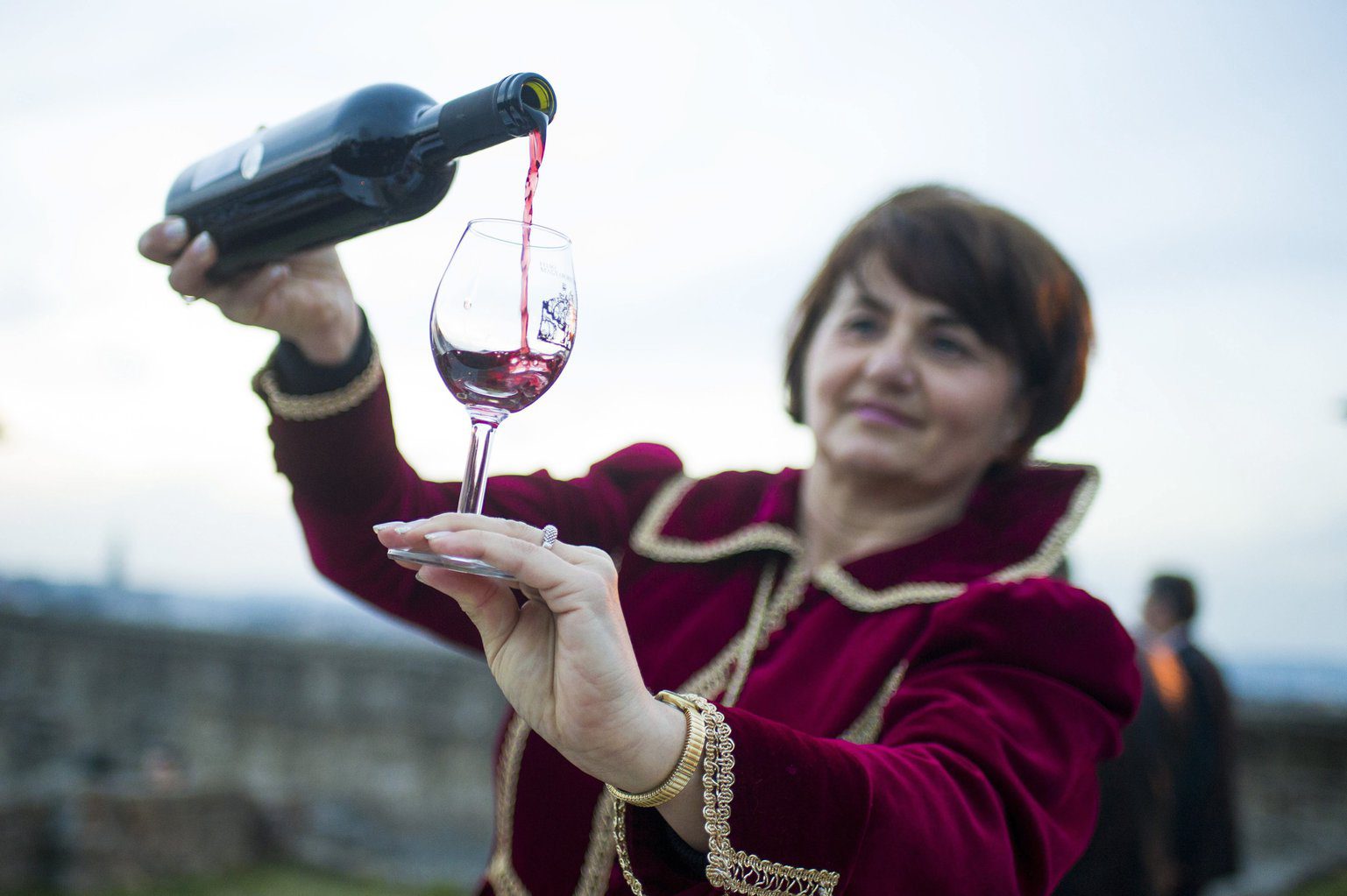 A Hungarikum Bizottság a hungarikumok sorába emelte az Egri Bikavért, a Kodály-módszert, a magyar pásztor- és vadászkutya fajtákat, valamint a tiszai halászlét; a Magyar Értéktár újabb kilenc értékkel bővült - a döntést Fazekas Sándor földművelésügyi miniszter jelentette be Egerben a bizottság ülése után.  Az egri várban, borászok részvételével tartott sajtótájékoztatón taps fogadta, amikor Fazekas Sándor bejelentette: hungarikummá vált a világszerte ismert vörösbor, az Egri Bikavér. A tárcavezető felidézte, hogy 81 éve ugyanezen a napon jött létre az Egri borvidék, mint jogilag önálló bortermő terület Darányi Ignác földművelésügyi miniszter döntése alapján.  Egy borlovag Egri Bikavért tölt a Hungarikum Bizottság döntését követően az egri várban 2017. március 21-én. Újabb értékekkel bővült a Hungarikumok Gyűjteménye és a Magyar Értéktár. A Hungarikum Bizottság a hungarikumok sorába emelte az Egri Bikavért, a Kodály-módszert, a magyar pásztor- és vadászkutya fajtákat, valamint a tiszai halászlét. MTI Fotó: Komka Péter Egy borlovag Egri Bikavért tölt a Hungarikum Bizottság döntését követően az egri várban. MTI Fotó: Komka Péter Hungarikum lett a Kodály-módszer és a tiszai halászlé is  Fazekas Sándor ismertette a bizottság további döntéseit is. Kedden a Hungarikumok Gyűjteményébe került a Kodály-módszer, Kodály Zoltán népzenei hagyományokat megőrző, továbbadó, dokumentáló és oktató zenepedagógiai rendszere. Gazdagítják a gyűjteményt immár a hazai tájhoz tartozó, évszázados tenyésztői munka eredményei, a magyar pásztor- és vadászkutya fajták. Új hungarikum a jellegzetes Tisza-menti étel, az alapanyagok tekintetében az ősi halászkultúrát őrző tiszai halászlé is.    Magyar Huszár, Kós Károly életműve és magyar gulyásleves  A Magyar Értéktárba vette fel a bizottság az erdélyi polihisztor, építész, kultúrpolitikus Kós Károly életművét, továbbá a magyar gulyáslevest, mint világszerte ismert népi eredetű ételünket, és a történelmünket végigkísérő ősi magyar fegyvernemet, a Magyar Huszárt. Az értéktárba került a magyarság hősies helytállását, az 1848/49-es hagyományokat megjelenítő aradi Szabadság-szobor és a honfoglalásra emlékeztető egyedi műalkotás, a Feszty-Körkép.  A Magyar Értéktár részévé vált továbbá a modern magyar festészetet elindító nagybányai művésztelep és festőiskola, a Csabai Kolbászfesztivál, mint az ország meghatározó gasztronómiai rendezvénye, és Dr. Bakonyi Károly szőlőnemesítő életműve, mivel az általa nemesített fajták előreviszik a szőlészek, borászok munkáját.  Az értéktárat gazdagítja Torockó épített öröksége is  Az értéktárat gazdagítja Torockó épített öröksége is. Fazekas Sándor elmondta: az erdélyi kisváros, Torockó világörökség várományos, és a Földművelésügyi Minisztérium, mint a hungarikumok gondozója, közbenjár azért, hogy az UNESCO világörökségi listáján is megfelelő elismerésben részesüljön. A miniszter úgy fogalmazott: a régi és a mostani értékek harmóniáját jelentik ezek a döntések, mutatják, hogy a régmúlt és a közelmúlt magyarsága egyaránt csúcsteljesítményekre képes.  A Hungarikumok Gyűjteményébe így már 64 érték tartozik, a Magyar Értéktár pedig 152 tagúra bővült. Nyitrai Zsolt, Eger és térsége fideszes országgyűlési képviselője, miniszterelnöki megbízott, az Egri Bikavér hungarikummá válásának kezdeményezője azt mondta a sajtótájékoztatón, hogy a siker az Egri borvidék szőlészeinek, borászainak köszönhető.  81 éve alakult az Egri Borvidék  A képviselő szólt arról, sokan dolgoztak azért is, hogy 81 éve, pont ezen a napon megalakult az Egri borvidék, mint jogilag önálló bortermő terület Darányi Kálmán földművelésügyi miniszter döntése alapján. Közülük kiemelte Petró Kálmán egri szőlőtermelőt, országgyűlési képviselőt, és Braun Károlyt, aki 1936-ban polgármestere volt Egernek, és egyben az egyik legnagyobb szőlőtermelő. Nyitrai Zsolt elmondta: az Egri borvidéken több mint tízezren élnek szőlészetből és borászatból.  A borvidék zászlóshajója az Egri Bikavér, azért pedig, hogy védett márka lett, nagyon sokat tett Gröber Jenő, Knézich Károly ’48-as tábornok unokája. A Tokaji aszú mellett az Egri Bikavér az egyetlen borfajta, amelyik a hungarikumok közé emelkedett, ezért a képviselő azt kezdeményezi, hogy készüljön el egy nívós, az Egri Bikavér történetét, múltját, jelenét bemutató, magyar, angol és lengyel nyelvű kiadvány, amely itthon és külföldön is öregbíti a borvidék és az új hungarikum jó hírét.