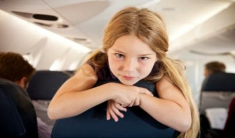Egy férfi egy kislány mellé ült le a repülőgépen. Sosem gondolnád, hogy mi történt ezután! 