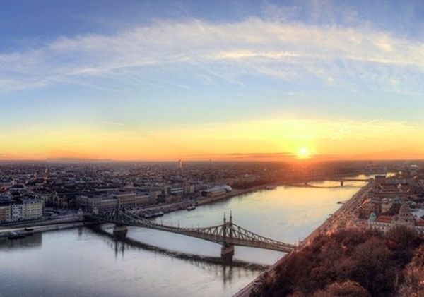 Fátyolfelhők mögül süt ma le ránk a nap