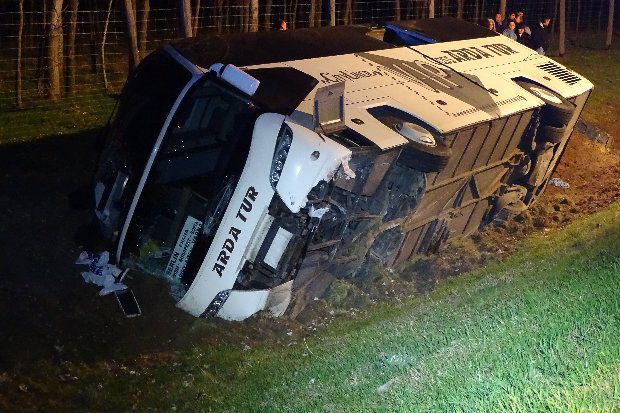 Felborult egy busz az M5-ös autópályán