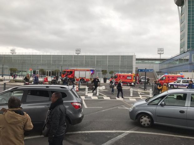 Friss hír: Golyózápor és pánik a reptéren, egy embert agyonlőttek
