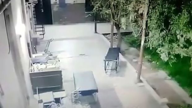 Hátborzongató jelenetet rögzített a kórház rejtett kamerája