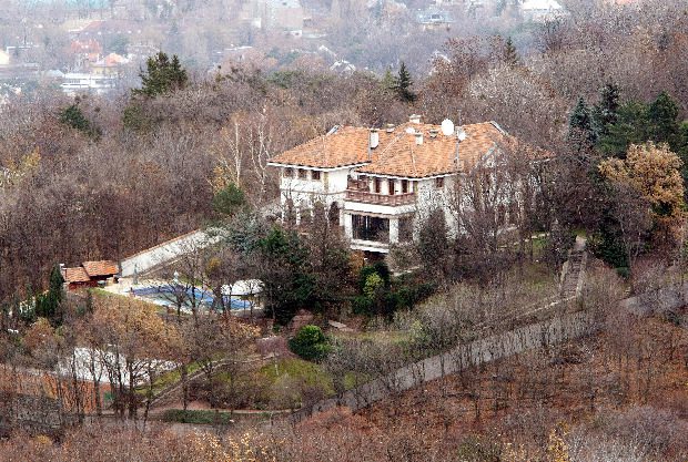 Hihetetlen összeget kér eladó villájáért Friderikusz Sándor