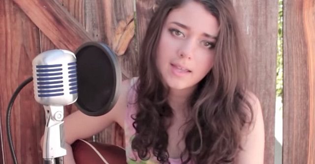 Elvis Presley dalát így még senki sem adta elő, mint ez a 17 éves lány