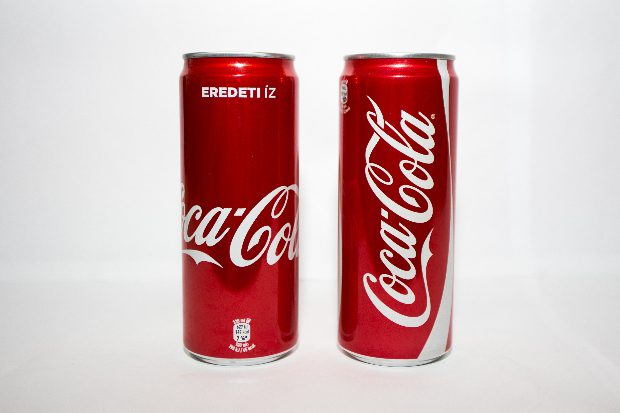 Leállt a gyártás: Borzalmas, mit találtak a Coca-Cola dobozokban