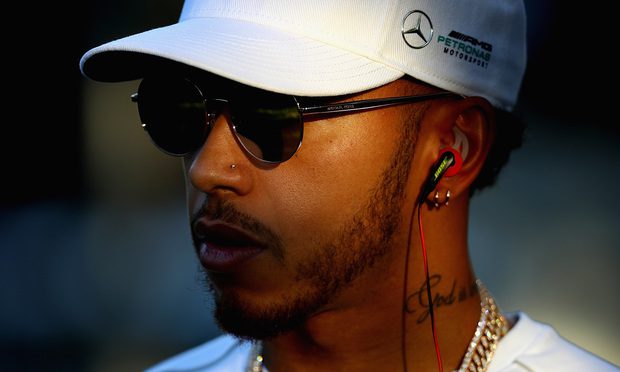 Megdöbbentő lépés, véget érhet Hamilton karrierje?