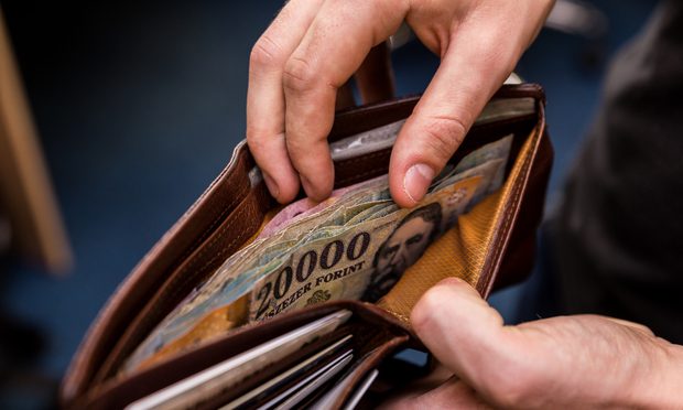 Most derült ki: pluszpénz jár az embereknek, ekkor kaphatják kézhez