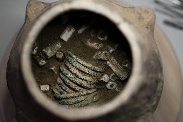 Óriási felfedezés: rézkori kincsleletre bukkantak a régészek