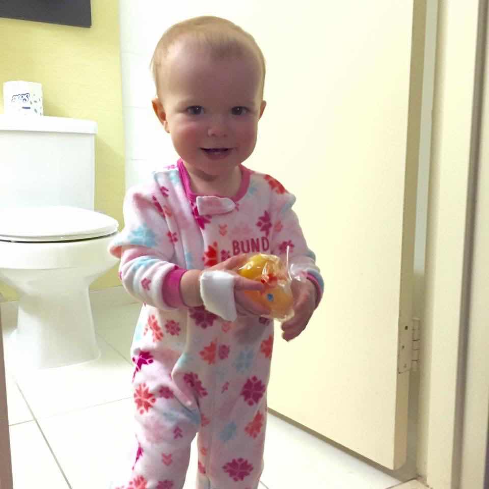 Az anya az éjszaka közepén kislánya sírására ébred – mielőtt odaérne hozzá összeesik