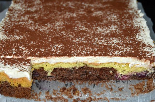 Cseresznyés pudingos szelet, ez a finomság a konyhába csábítja a családot!