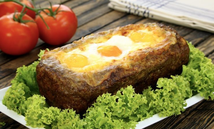 Darált húst tett a sütőformába, majd megkente sajtkrémmel