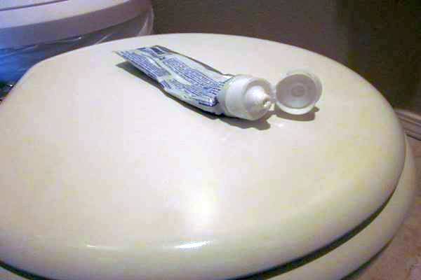 Ezért kellene mindenkinek fogkrémet tenni a wc tartályba!