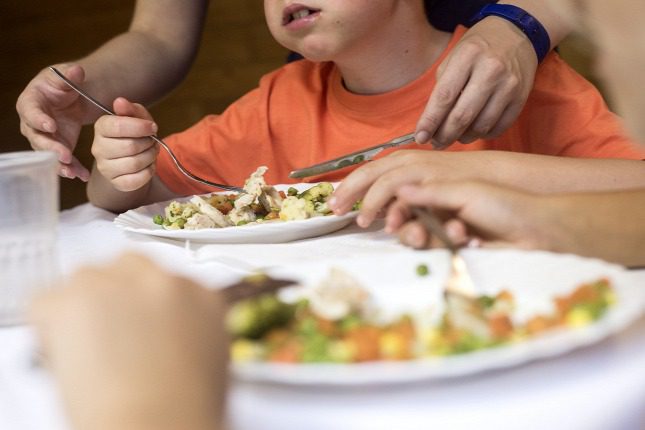 Buknak a gyerekek a menzai kosztra