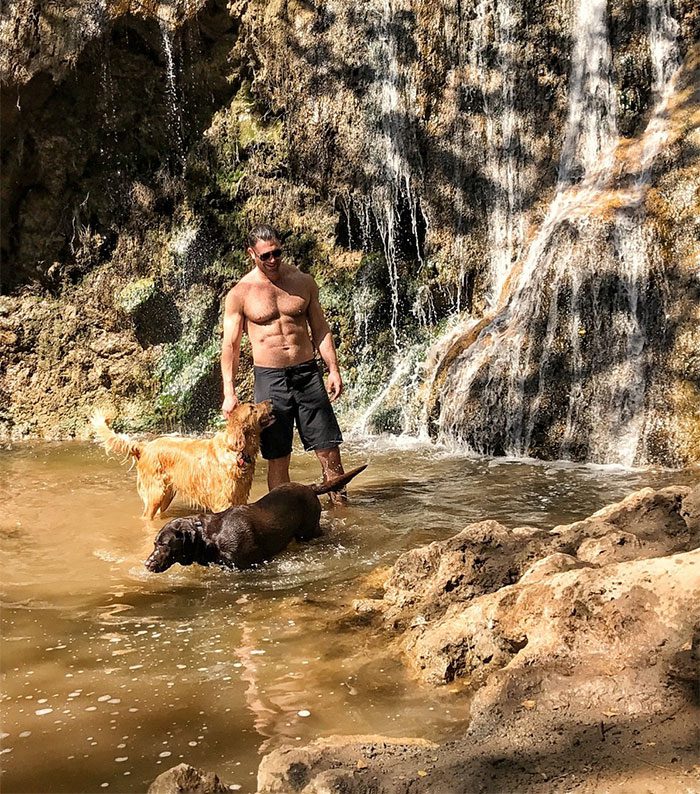 Ez a jószívű férfi folyamatosan kidobott állatokat fogad örökbe