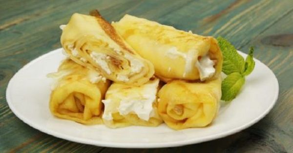 Liszt nélküli túrós palacsinta, tejfölben sütve