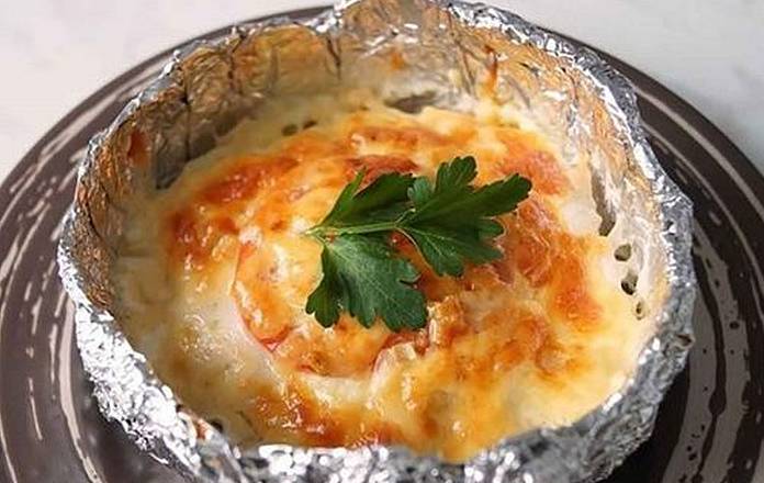 Meglepetés csirke sajtosan, ínyenc szósszal