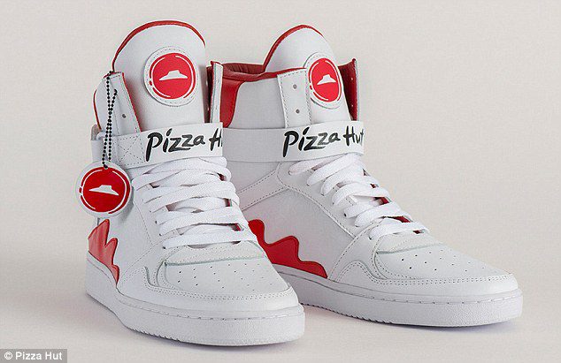 Őrület! Bemutatták azt a cipőt, amivel pizzát lehet rendelni!