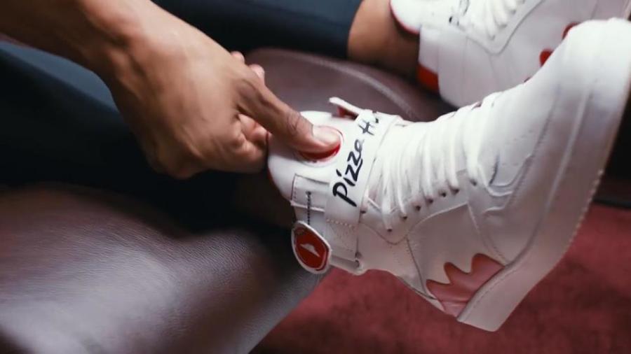 Őrület! Bemutatták azt a cipőt, amivel pizzát lehet rendelni!