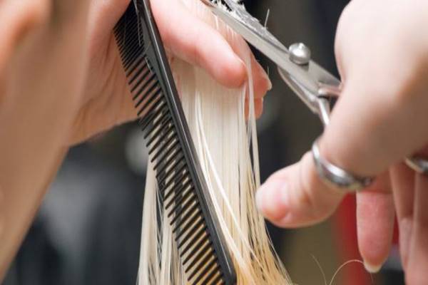 5 érv a száraz hajvágás mellett, amit ha megértesz, csak így kéred majd a fodrászodtól