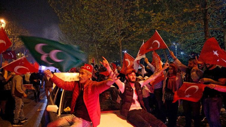 Döntöttek a törökök: Erdoganék ünnepelnek