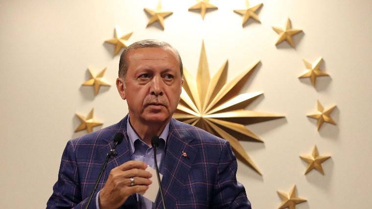 Döntöttek a törökök: Erdoganék ünnepelnek