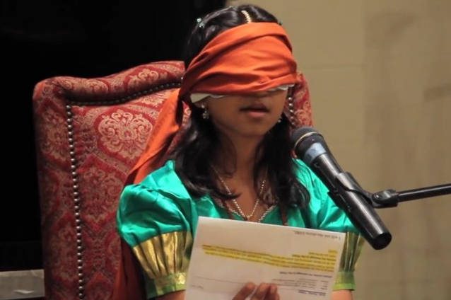 Egy 9 éves indiai lány bekötött szemmel képes olvasni és látni, miután aktiválták a harmadik szemét