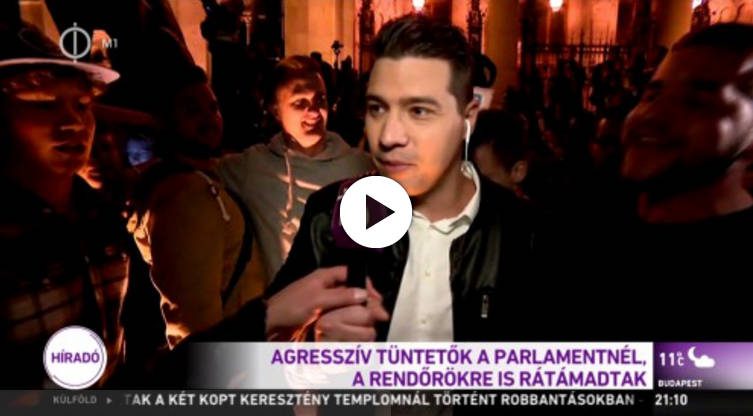 Az M1 stábjára és rendőrökre támadtak a tüntetők