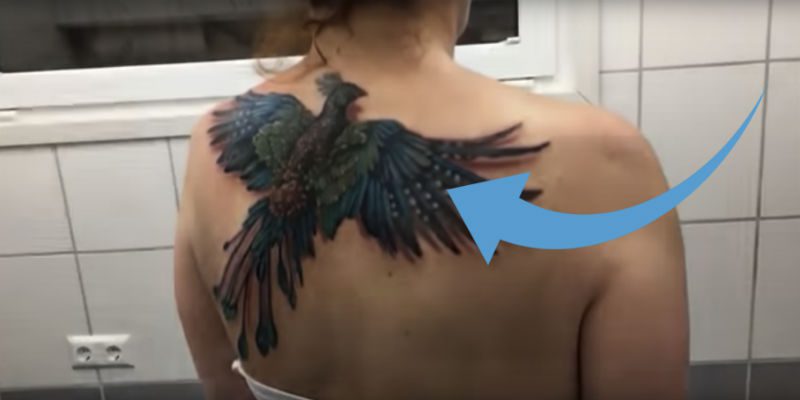 Átlagos tetoválásnak tűnik de nézd mi történik, mikor a nő mozgatni kezdi a vállait - VIDEÓ