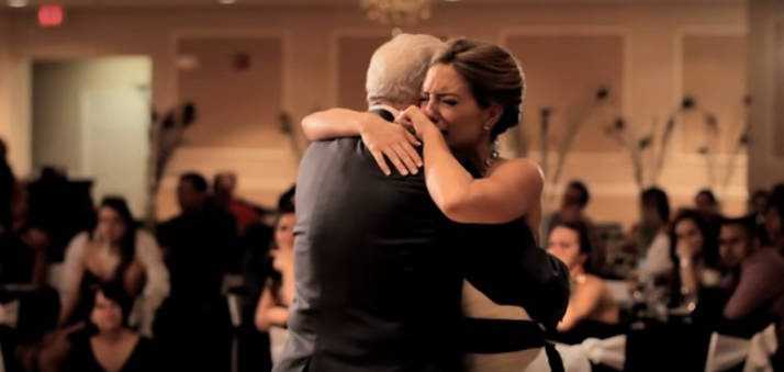 Az esküvő előtt meghal az apja – de a család gyönyörű meglepetést talál ki, amitől mindenki elérzékenyül - VIDEÓ