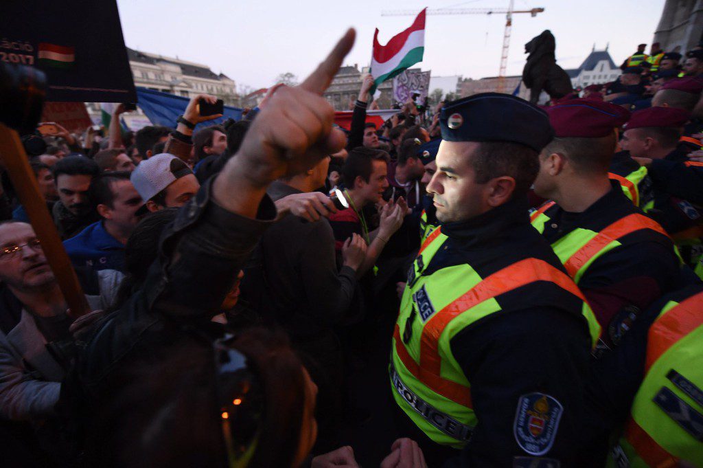 Az M1 stábjára és rendőrökre támadtak a tüntetők
