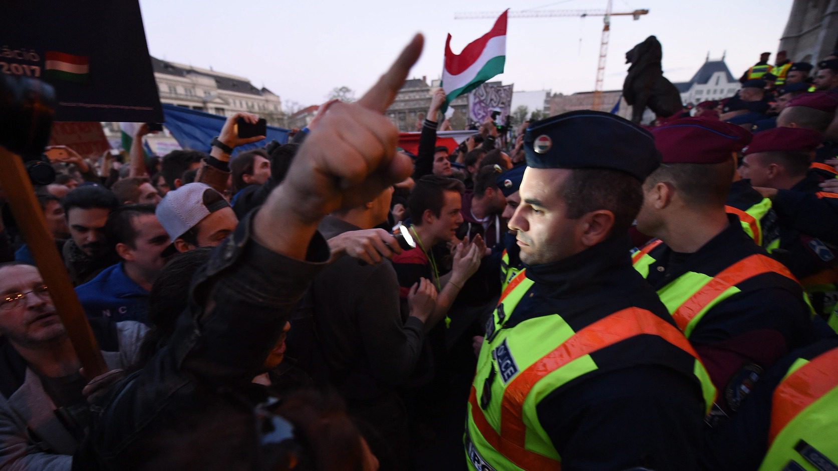 Rongáltak, szemeteltek Budapesten a demonstrálók