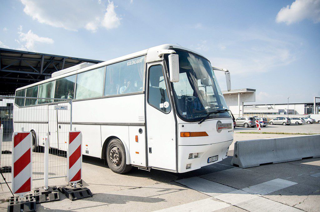 Veszélyes magyar iskolásbuszt állítottak meg az osztrák határnál