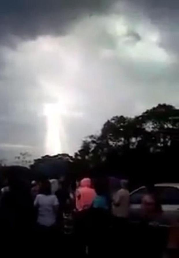 Elképesztő jelenség, Jézus alakja tűnt fel a város felett!