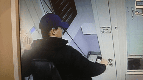 Ezt a férfit keresi a rendőrség, mert kirabolt egy ékszerboltot