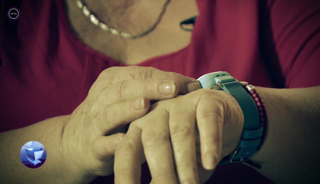Kamu "kütyü" vagy valódi segítség? - segélyhívó órát kínálnak időseknek