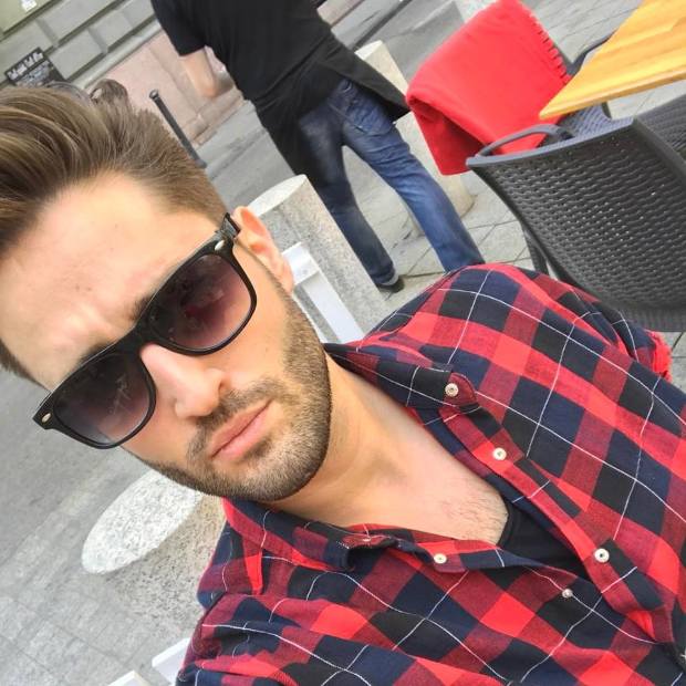 Nyilvánosan keres lányt Király Viktor!