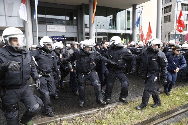 Politikai háborúba süllyed Németország 1